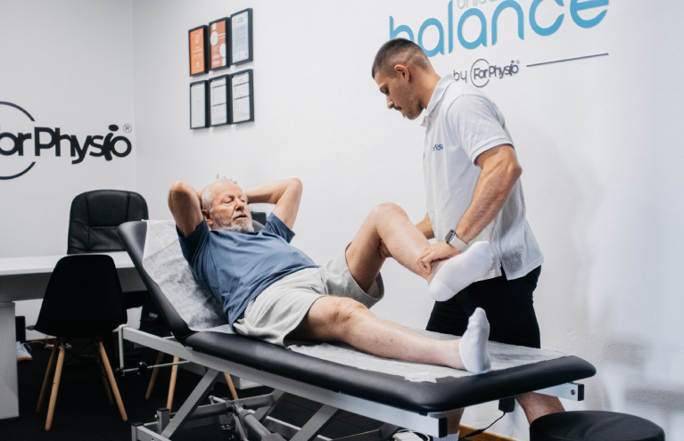 Imagen de un profesional de la fisioterapia ayudando a su paciente