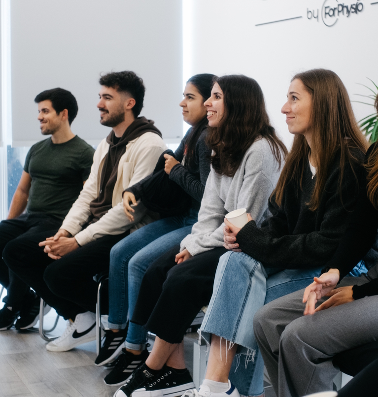 Equipa da ForPhysio sentada a ouvir uma palestra